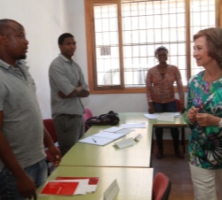 Su Majestad la Reina conversa con las personas que asisten al taller de lengua castellana de Cáritas Mallorca
